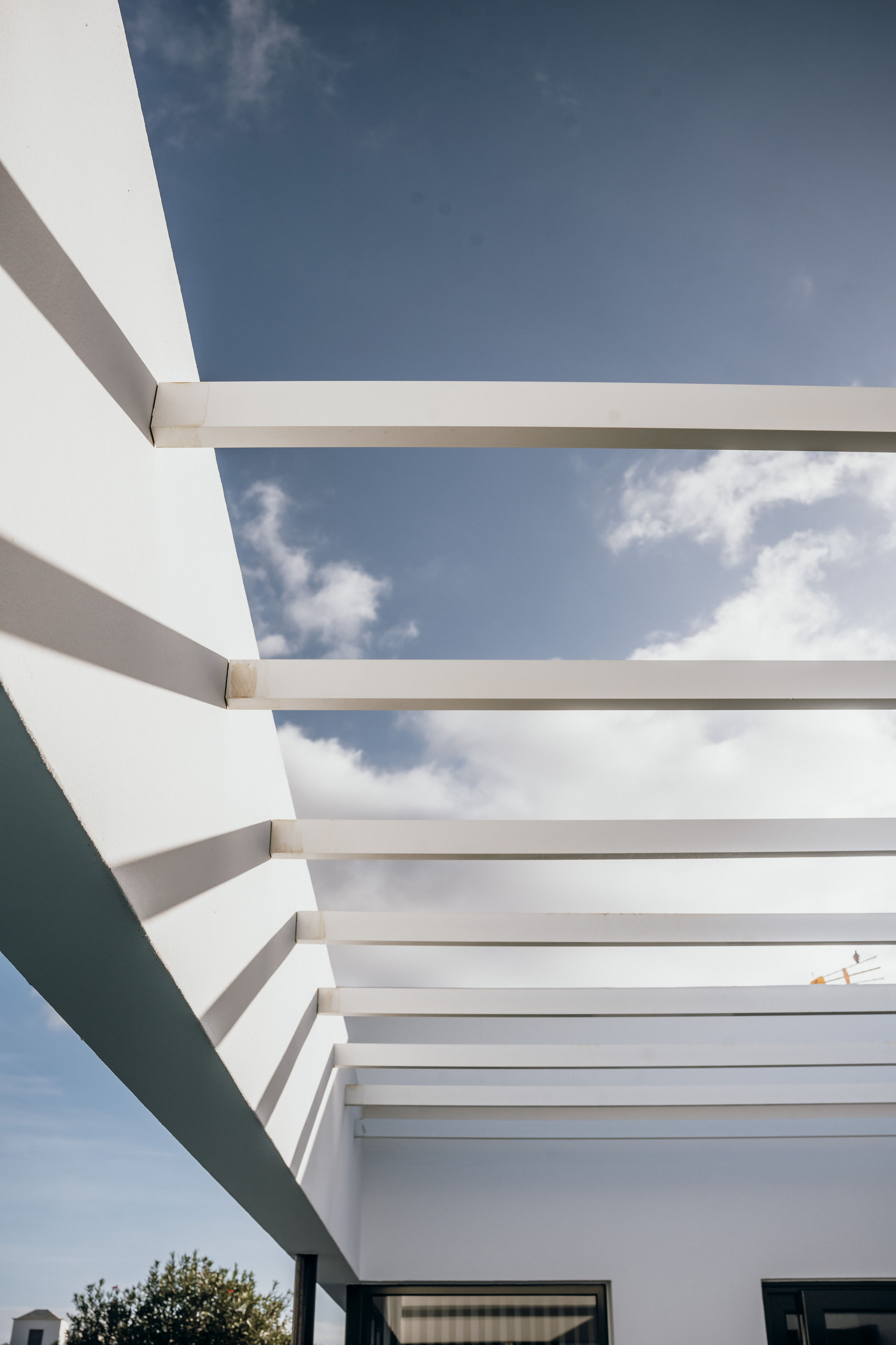 Detalle mobiliario exterior con sombra